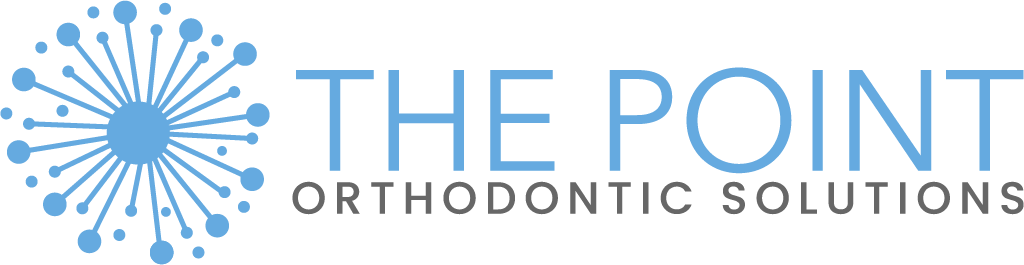 Logo di 'The Point Orthodontic Solutions' con un'icona stilizzata di una stella o un fiore di tarassaco blu a sinistra del testo. 'THE POINT' è in un carattere blu chiaro e 'ORTHODONTIC SOLUTIONS' è in grigio scuro.
